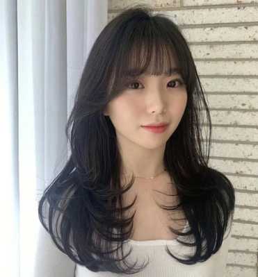 刘海自然卷适合什么发型（刘海自然卷适合什么发型女生）