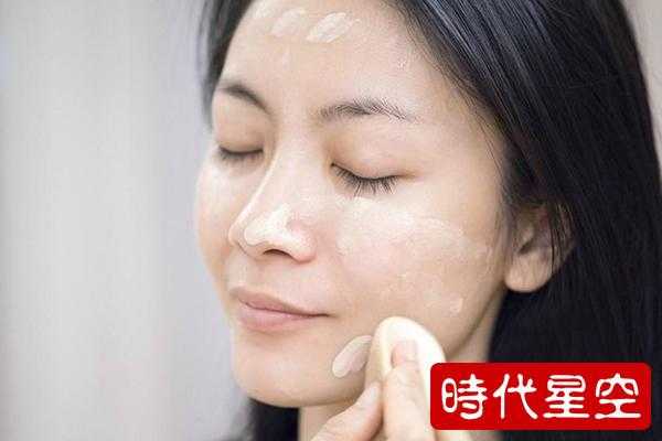 我是一个不会化妆的人，就想知道应该买粉底液还是粉底霜，还是气垫cc还是气垫bb,粉底用什么好用