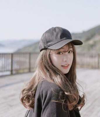 鸭舌帽披头发怎么戴好看,鸭舌帽适合什么发型女