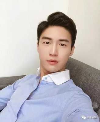 额头宽大饱满的男生适合什么发型,额头宽大适合什么发型男生
