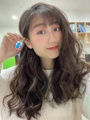 自然卷的头发怎么打理（自然卷的头发怎么打理女生）