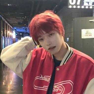 男士染发什么颜色好看（男生染亮红色颜色什么颜色好）