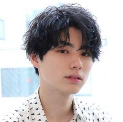 男生短发烫什么发型好看（男生短发烫什么发型好看图片）