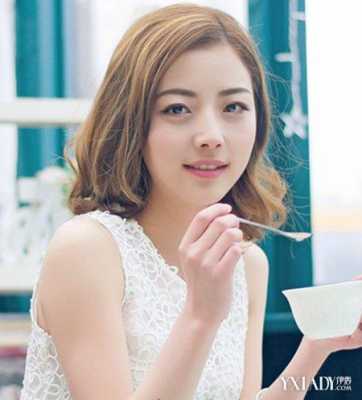 圆脸短下巴适合什么发型（圆脸下巴短的女生适合什么发型啊）