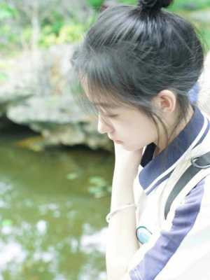 丸子头穿什么衣服好看（穿校服扎丸子头怎么才好看）