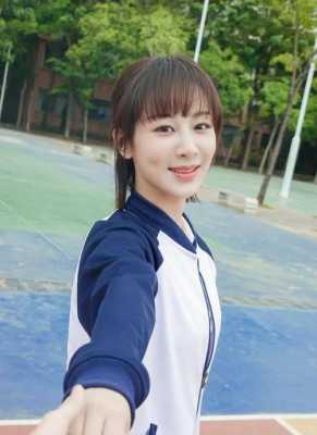 丸子头穿什么衣服好看（穿校服扎丸子头怎么才好看）