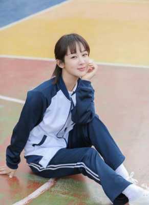 丸子头穿什么衣服好看（穿校服扎丸子头怎么才好看）