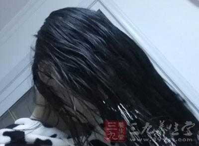 用盐洗头有什么好处（用盐洗头有什么好处,白头发变黑头发）