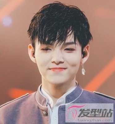 颧骨宽适合什么发型男（颧骨宽适合什么发型男生）
