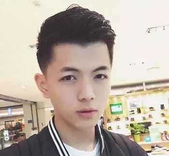 男生美人尖适合什么发型（我是男生头发又粗又硬，额头上有美人尖，想知道怎么样才能留斜刘海）