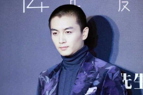 男生美人尖适合什么发型（我是男生头发又粗又硬，额头上有美人尖，想知道怎么样才能留斜刘海）