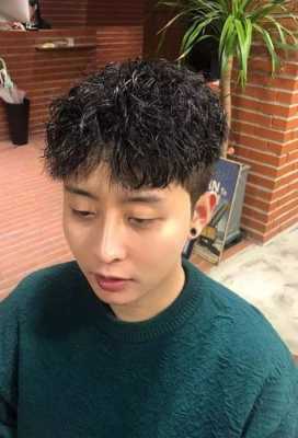 头发卷适合什么发型男（头发卷适合什么发型男学生）