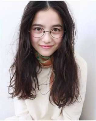 戴眼镜的女生适合什么发型,