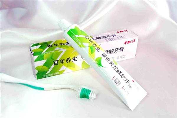 牙膏洗脸有什么坏处（我用牙膏洗脸会对皮肤有什么好处和坏处）