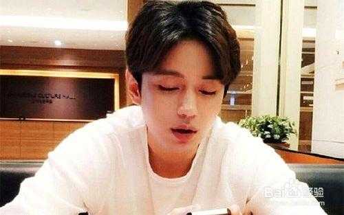 怎么中分头发（怎么中分头发视频教程）