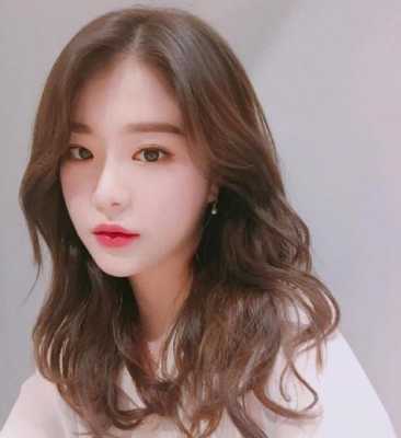 娃娃脸适合什么发型女（娃娃脸的人适合直发还是卷发，染什么颜色的好看）