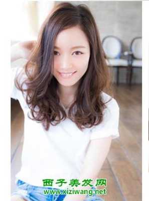 娃娃脸适合什么发型女（娃娃脸的人适合直发还是卷发，染什么颜色的好看）