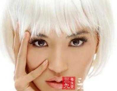 多白头发是什么原因（30岁长了很多白头发是什么原因）