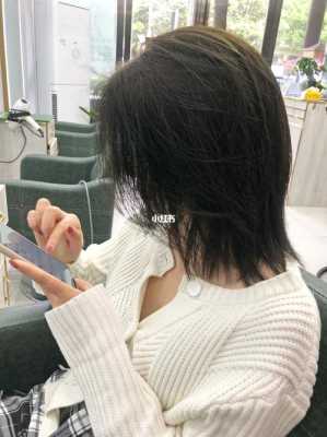 头发打蜡:头发是打无色腊好，还是有颜色的腊好?有一个发型师说打有颜色的腊就不需要先染发就可以。有一,头发打蜡什么颜色好看图片
