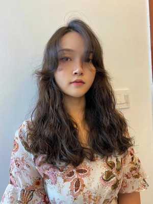 卷发染什么色（烫发染什么颜色）