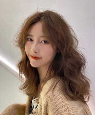 菱形脸适合蛋蛋卷发型吗,小菱形脸适合什么发型女生