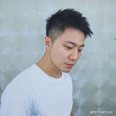 头小的人适合什么发型（头小的人适合什么发型男）