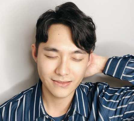 刘海太贴额头怎么弄,刘海太贴额头怎么办男生