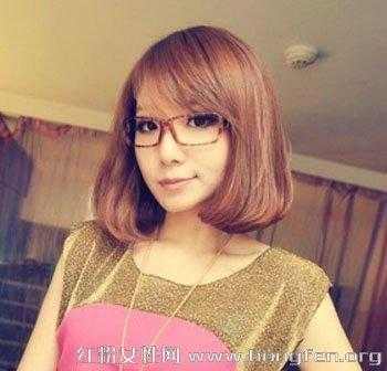 额头高的女生适合什么发型（戴眼镜高额头的女生适合什么发型，发量也不多）
