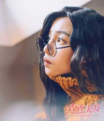 额头高的女生适合什么发型（戴眼镜高额头的女生适合什么发型，发量也不多）
