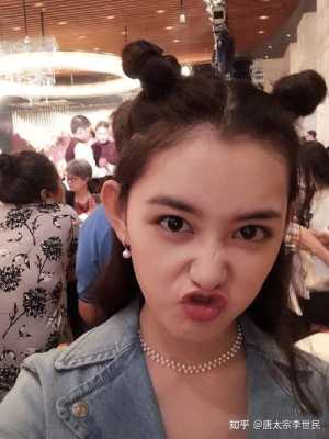 两个啾啾的发型怎么扎（两个啾啾的发型怎么扎起来）