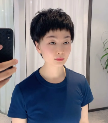 脸瘦适合什么短发（头发少。发质软剪什么样的短发好看）
