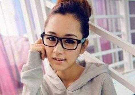 戴眼镜的适合什么发型（白色t恤戴眼镜扎什么头发）