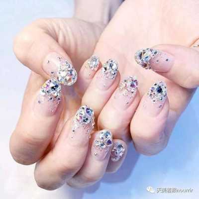 美甲钻怎么贴最牢固（穿戴甲贴钻技巧）