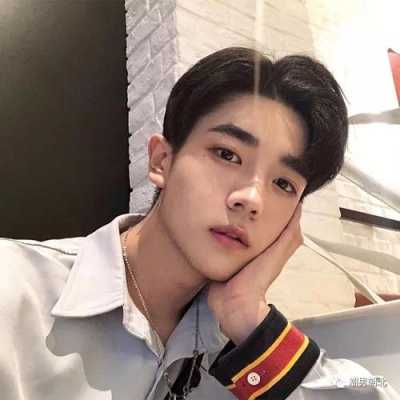 大脑门男生适合什么发型（大脑门男生适合什么发型打一生肖）