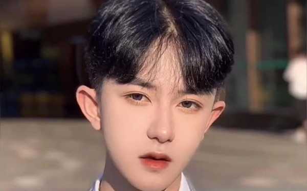 怎么留蘑菇头（微分碎盖前期发型怎样留）
