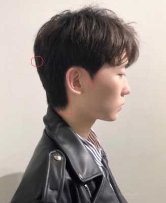 男生大饼脸适合什么发型（男生大饼脸适合什么发型图片）
