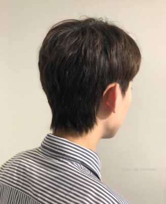 男生大饼脸适合什么发型（男生大饼脸适合什么发型图片）