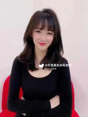 染什么颜色好看女（五十岁女人适合染黑发好还是黑茶色好看）