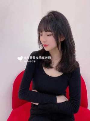 染什么颜色好看女（五十岁女人适合染黑发好还是黑茶色好看）