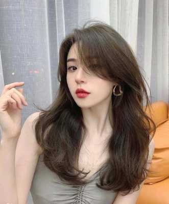 染什么颜色的头发显皮肤白（染什么颜色的头发显皮肤白还年轻）