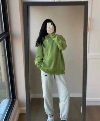 深绿色裤子配什么颜色上衣（深绿色裤子配什么颜色上衣好看图片）