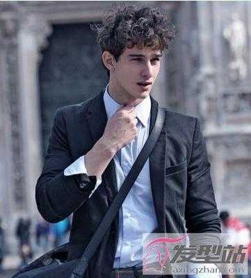 自然卷贴头皮男生适合什么发型,男生自然卷适合什么发型