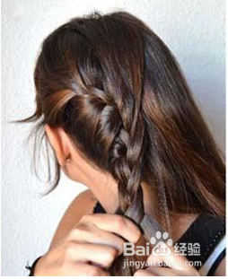 斜马尾怎么扎（慵懒斜麻花的扎法）