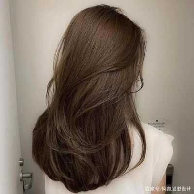 头发天生是棕色什么原因,头发天生棕色什么原因造成的