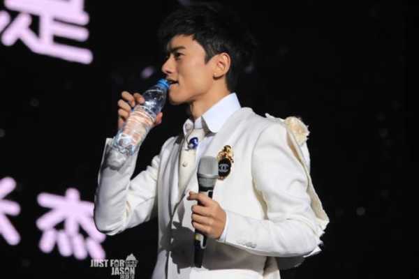 张杰的发型怎么剪（张杰演唱会喝的什么水）
