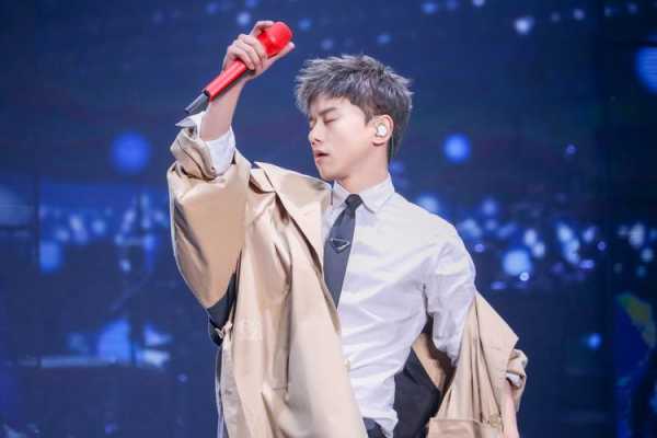 张杰的发型怎么剪（张杰演唱会喝的什么水）