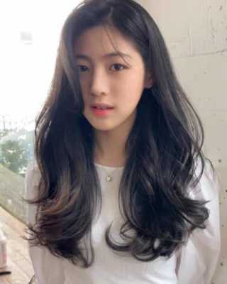 黑皮肤适合什么颜色的头发（黑皮肤适合什么颜色的头发女）