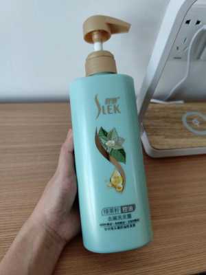 发质很硬怎么变软（发质硬怎么变软用什么洗发水）