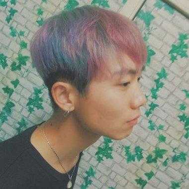 黑的男生染什么颜色（15岁男生染头发成什么颜色好看，阳光帅气，不夸张，各种女孩都喜欢，到底什么颜色，各位帮帮忙）