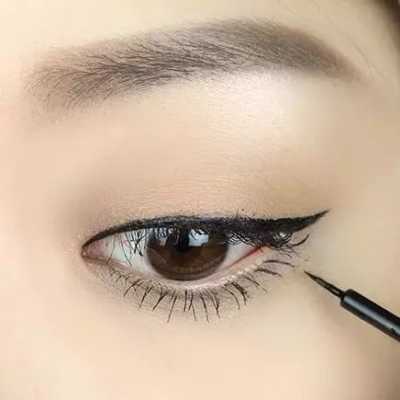 小眼睛怎么画眼线好看（怎么给儿女画可爱的眼线）